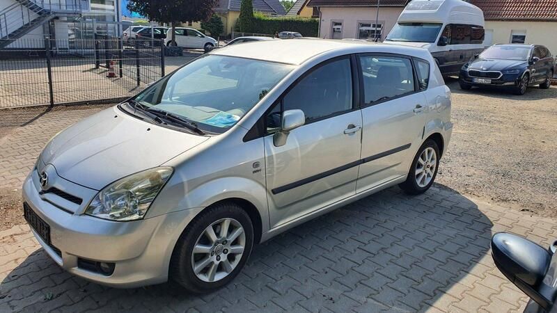 Grau Gebraucht 2004 Toyota Corolla Verso Executive Van / Kleinbus | 3.880 € (Fairer Preis) - Bild 1/4