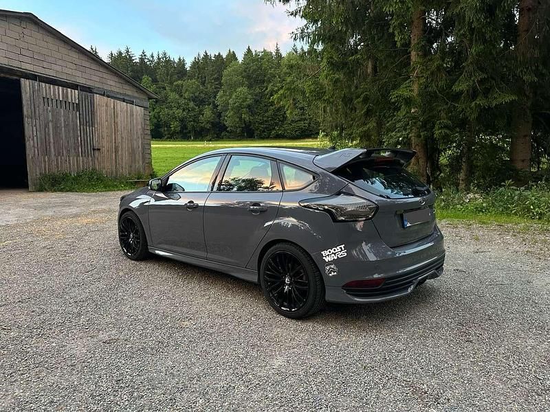 Grau Gebraucht 2017 Ford Focus ST Limousine | 14.900 € (Fairer Preis) - Bild 1/4