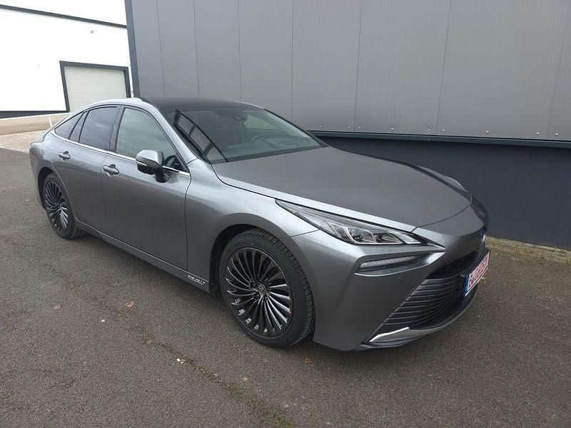 Grau Gebraucht 2023 Toyota Mirai Advance Limousine | 21.420 € (Fairer Preis) - Bild 1/4