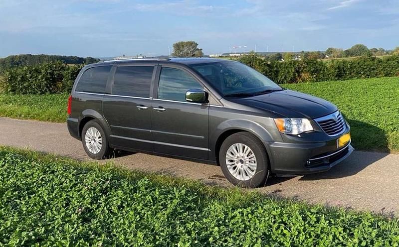 Grau Gebraucht 2012 Lancia Voyager Platinum Van / Kleinbus | 8.950 € (Etwas zu teuer) - Bild 1/4