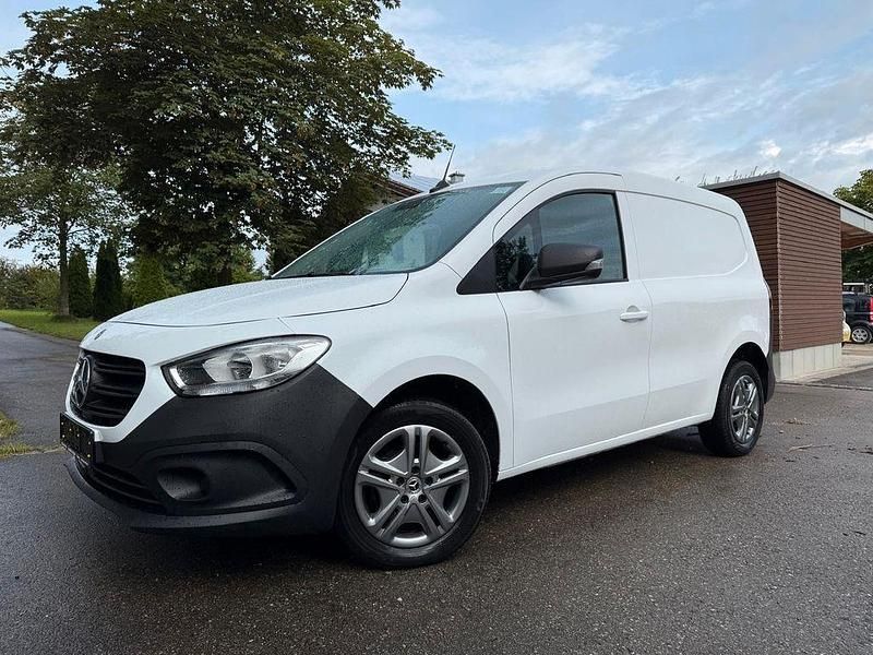 Weiß Gebraucht 2022 Mercedes Citan 112 Van / Kleinbus | 14.990 € (Guter Preis) - Bild 1/4