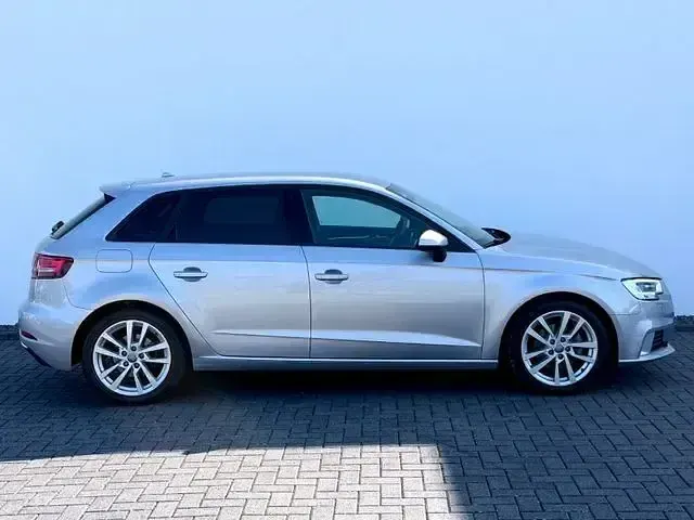 Gebraucht Audi A3 Sport 150 PS (110 kW) 2018 Florettsilber metallic (metallic) Limousine