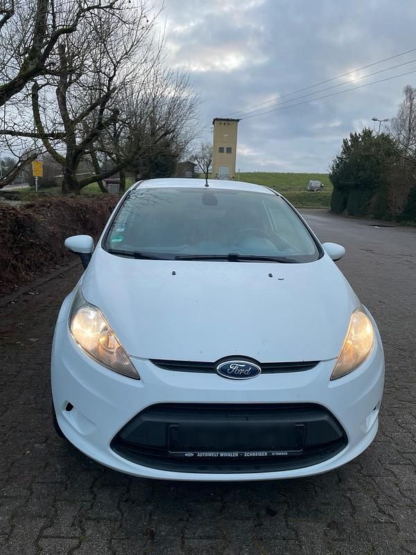 Weiß Gebraucht 2009 Ford Fiesta Kleinwagen | 2.000 € (Etwas zu teuer) - Bild 1/4