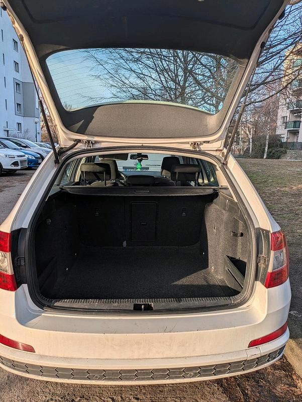 Gebraucht Skoda Octavia Ambition 150 PS (110 kW) 2016 Weiß Kleinwagen