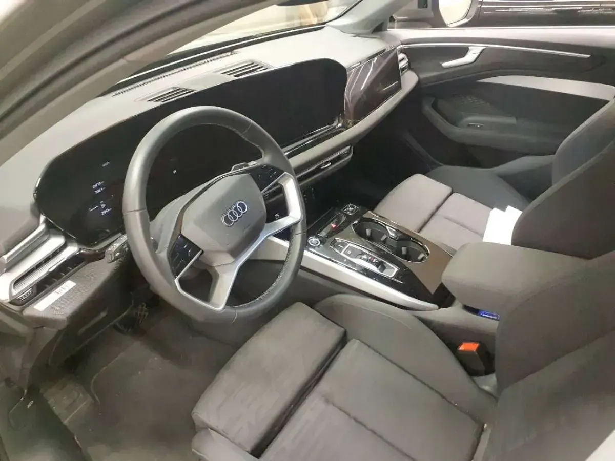 Gebraucht Audi A6 Sport 204 PS (150 kW) 2025 Grau Limousine