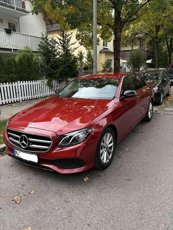 Rot Gebraucht 2018 Mercedes E220 Limousine | 27.000 € (Guter Preis) - Bild 1/4