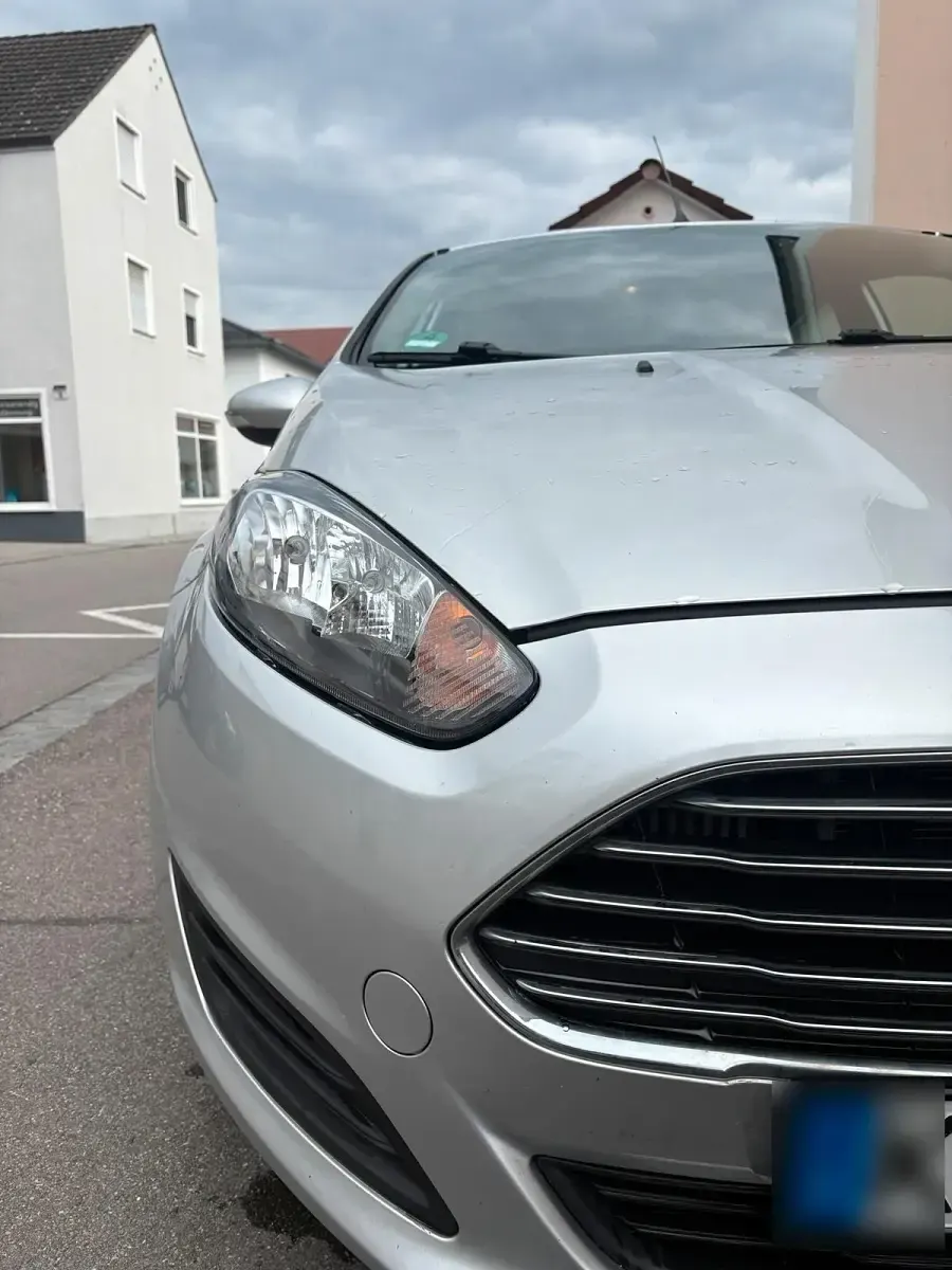 Gebraucht Ford Fiesta 95 PS (69 kW) 2014 Silber Kleinwagen