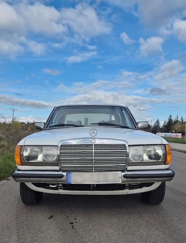 Gebraucht Mercedes 240 65 PS (47 kW) 1976 Weiß Limousine