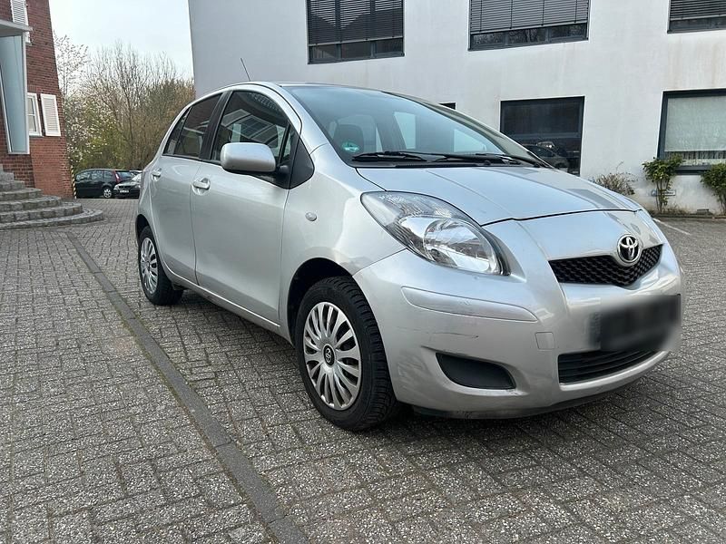 Gebraucht Toyota Yaris 69 PS (50 kW) 2011 Silber Kleinwagen