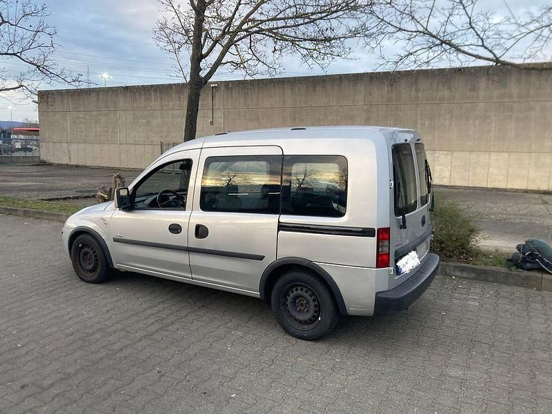 Gebraucht Opel Combo 90 PS (66 kW) 2005 Silber Van / Kleinbus