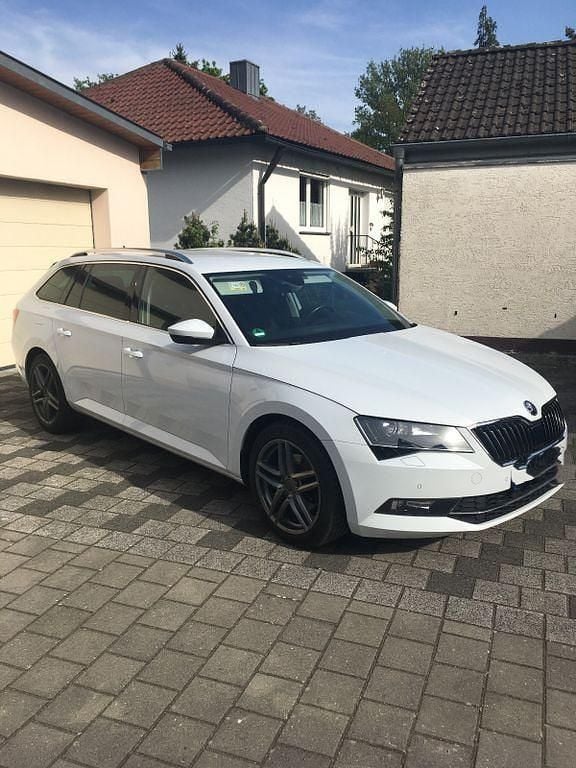 Weiß Gebraucht 2018 Skoda Superb Style Kombi | 16.500 € (Fairer Preis) - Bild 1/4
