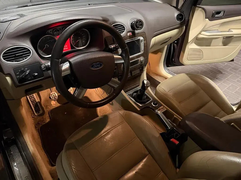 Gebraucht Ford Focus Ghia 145 PS (106 kW) 2008 Violet Limousine