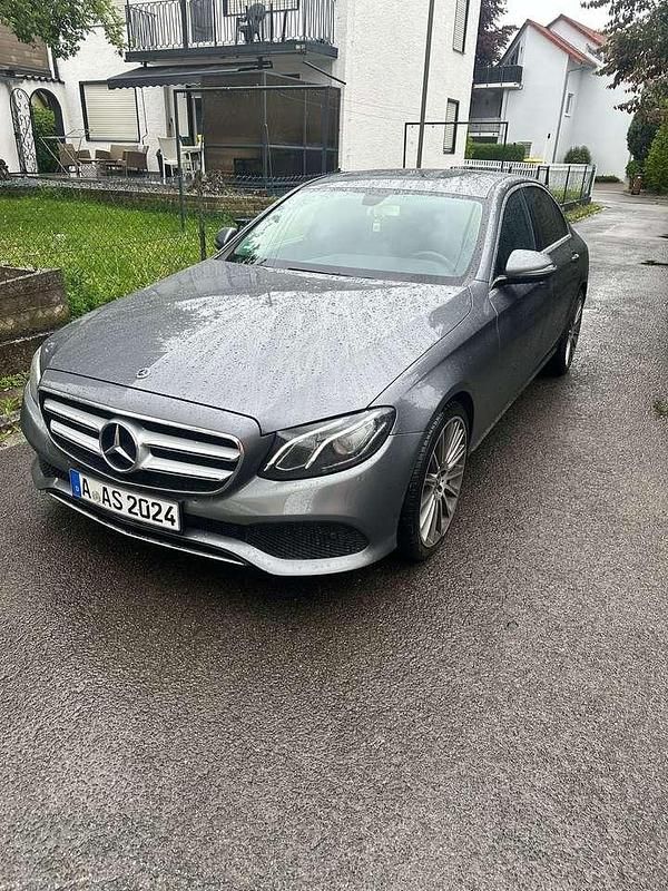 Grau Gebraucht 2018 Mercedes E220 Limousine | 22.500 € (Guter Preis) - Bild 1/4