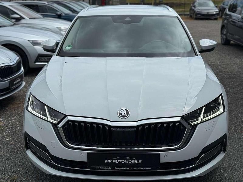 Bila moon/moon white Gebraucht 2021 Skoda Octavia Style Kombi | 22.890 € (Fairer Preis) - Bild 1/4