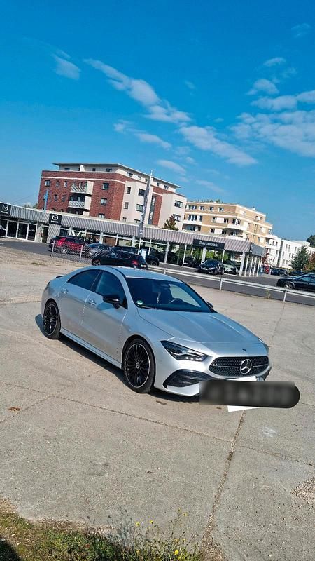 Silber Gebraucht 2023 Mercedes CLA200 AMG line Limousine | 33.499 € (Fairer Preis) - Bild 1/4