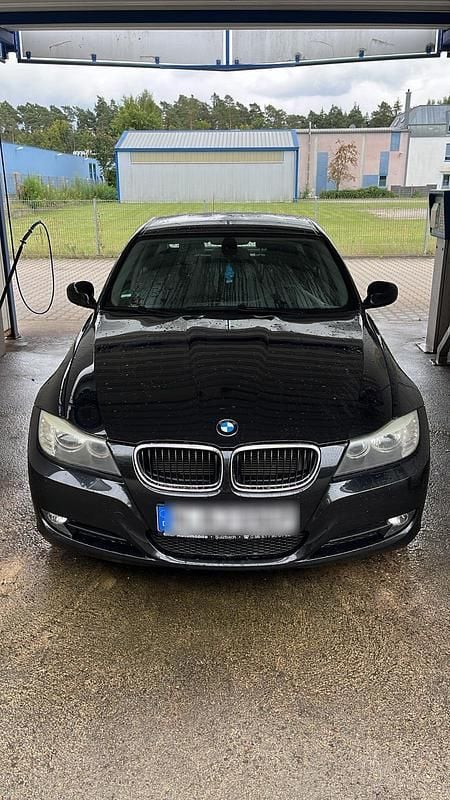 Gebraucht BMW 320 177 PS (130 kW) 2009 Schwarz Limousine
