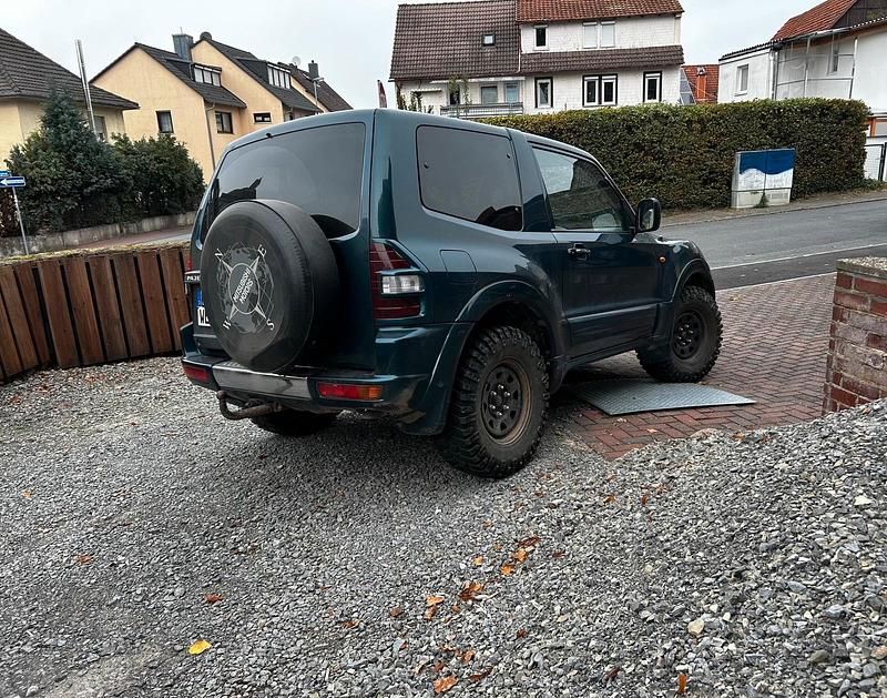 Grün Gebraucht 2000 Mitsubishi Pajero SUV | 10.799 € (Etwas zu teuer) - Bild 1/4