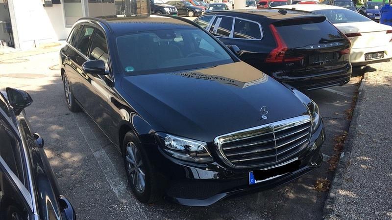 Schwarz Gebraucht 2016 Mercedes E220 Kombi | 12.900 € - Bild 1/4