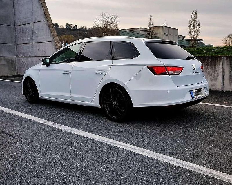 Weiß Gebraucht 2016 Seat Leon ST Kombi | 8.700 € (Fairer Preis) - Bild 1/4