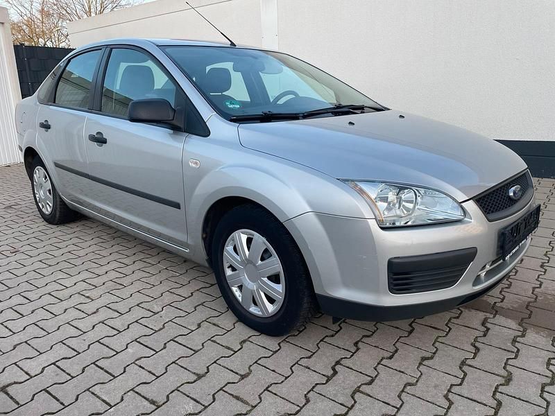 Grau Gebraucht 2006 Ford Focus Limousine | 2.490 € (Guter Preis) - Bild 1/4