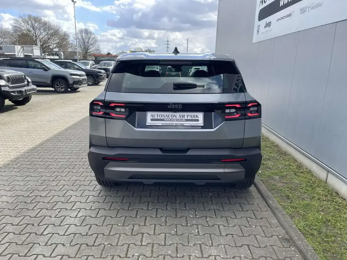 Neu Jeep Compass 145 PS (106 kW) 2026 Grau SUV