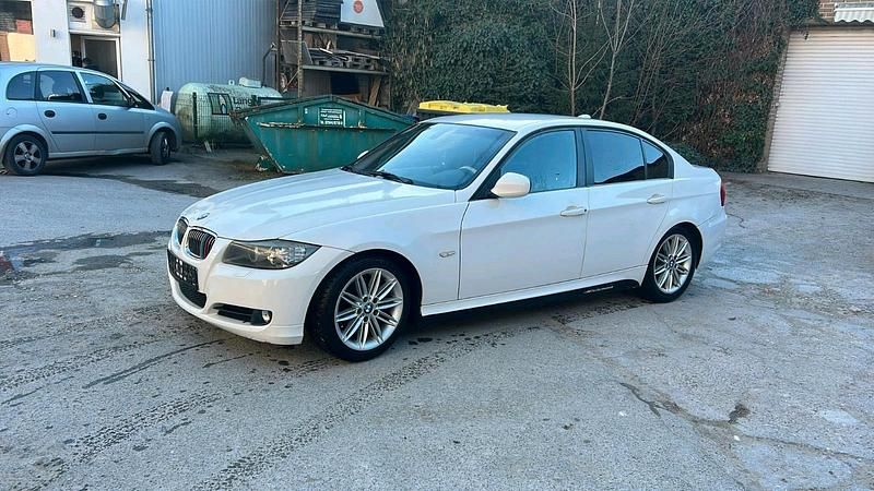 Weiß Gebraucht 2013 BMW 320 Limousine | 7.200 € (Superpreis) - Bild 1/4