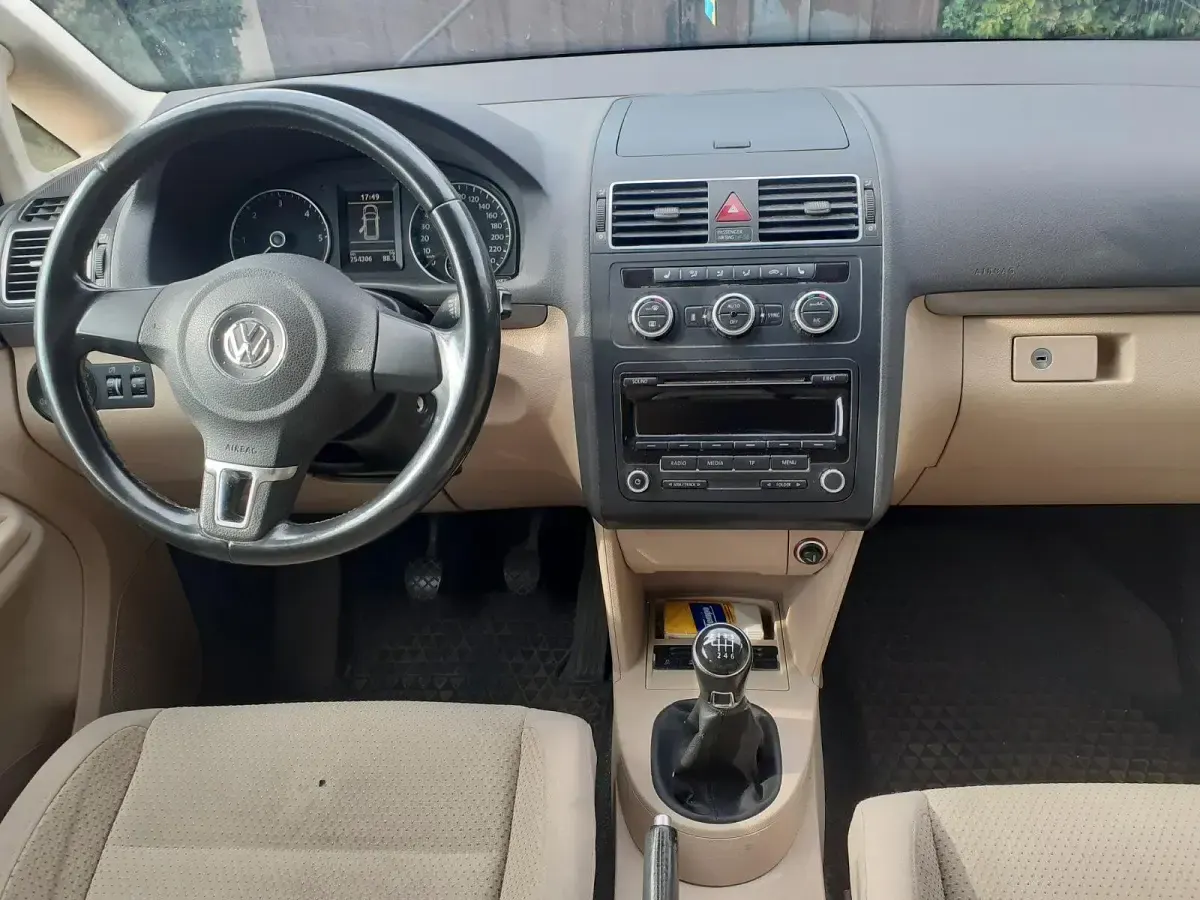 Gebraucht VW Touran Trendline 105 PS (77 kW) 2012 Schwarz Van / Kleinbus