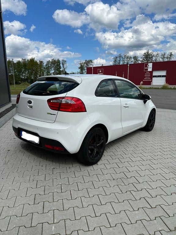 Gebraucht Kia Rio Spirit 86 PS (63 kW) 2012 Weiß Limousine