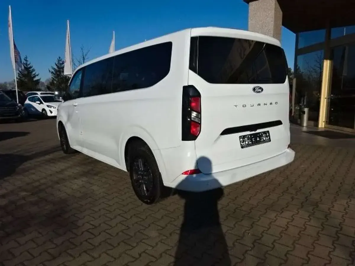 Gebraucht Ford Tourneo Titanium 170 PS (125 kW) 2024 Frostweiss Van / Kleinbus