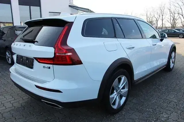 Gebraucht Volvo V60 CC 197 PS (144 kW) 2021 Weiß Kombi