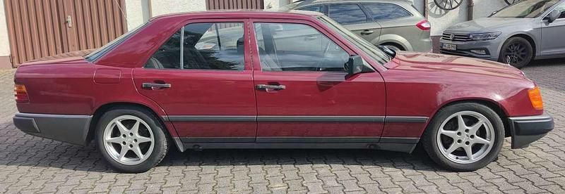 Gebraucht Mercedes E230 132 PS (97 kW) 1988 Rot Limousine