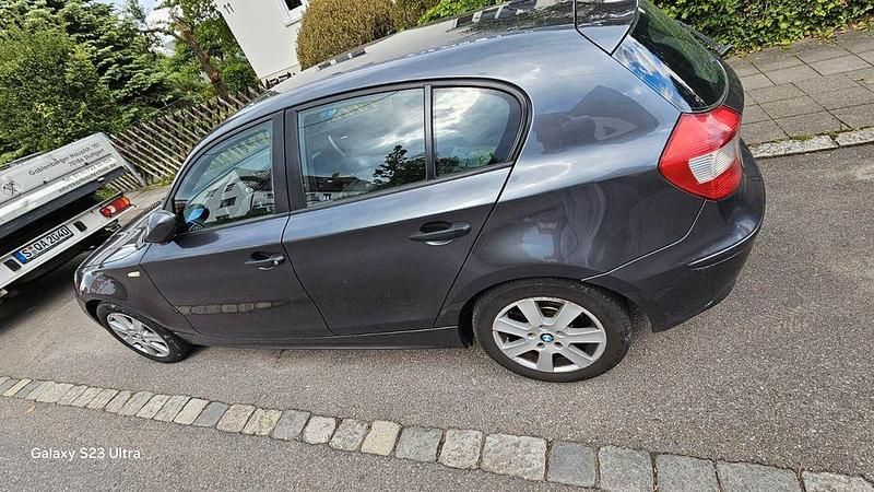 Grau Gebraucht 2005 BMW 120 Kleinwagen | 3.300 € (Guter Preis) - Bild 1/4