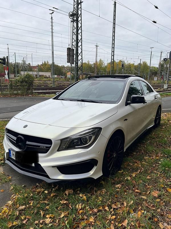 Weiß Gebraucht 2014 Mercedes CLA45 AMG AMG Limousine | 21.500 € - Bild 1/4