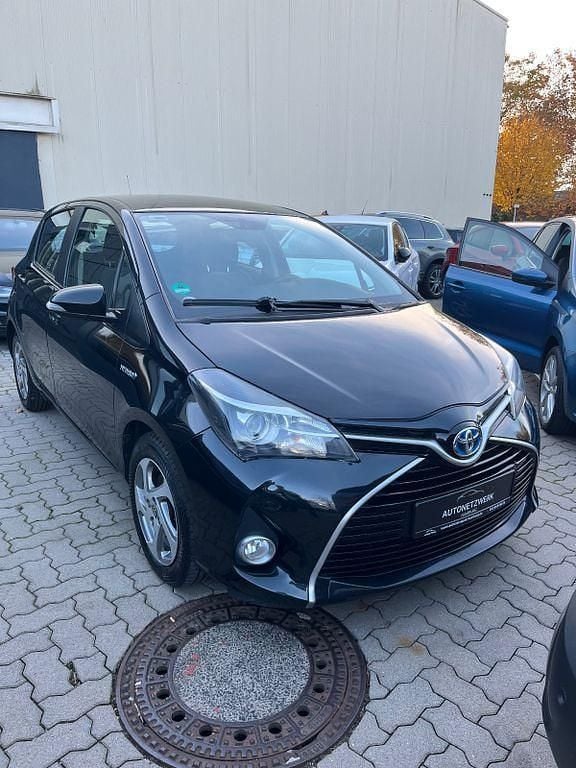 Gebraucht Toyota Yaris Hybrid Comfort 75 PS (55 kW) 2015 Schwarz Limousine