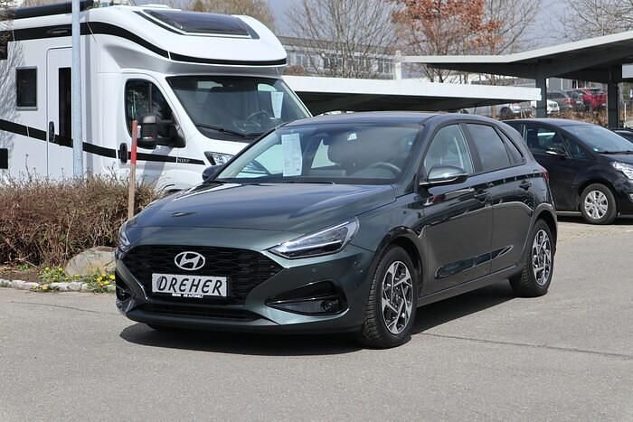 Cypress green Gebraucht 2024 Hyundai i30 Advantage Limousine | 19.780 € (Guter Preis) - Bild 1/4