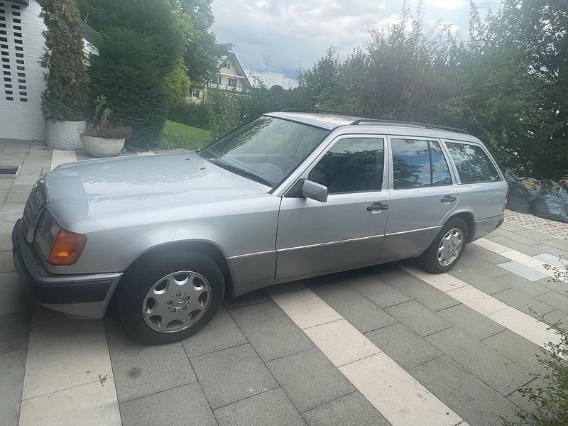 Silber Gebraucht 1991 Mercedes E300 Kombi | 19.999 € - Bild 1/4