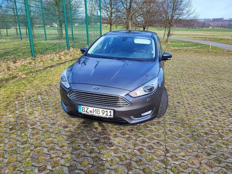 Grau Gebraucht 2015 Ford Focus Titanium Limousine | 10.750 € (Teuer) - Bild 1/4