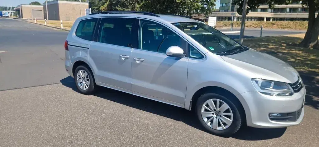 Gebraucht VW Sharan Comfortline 150 PS (110 kW) 2016 Grau Van / Kleinbus