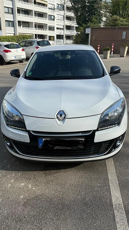 Weiß Gebraucht 2013 Renault Mégane III Bose Edition Limousine | 5.250 € (Guter Preis) - Bild 1/4