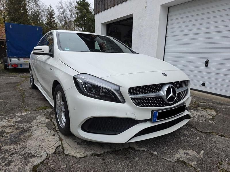Weiß Gebraucht 2018 Mercedes A180 AMG line Limousine | 17.900 € (Fairer Preis) - Bild 1/4