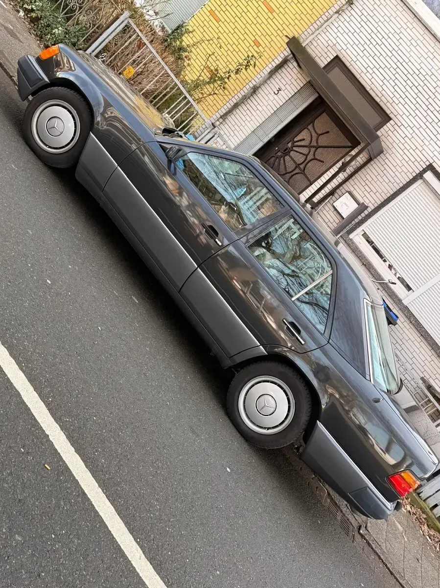 Second-hand Mercedes E200 118 CP (86 kW) 1989 Berlinǎ