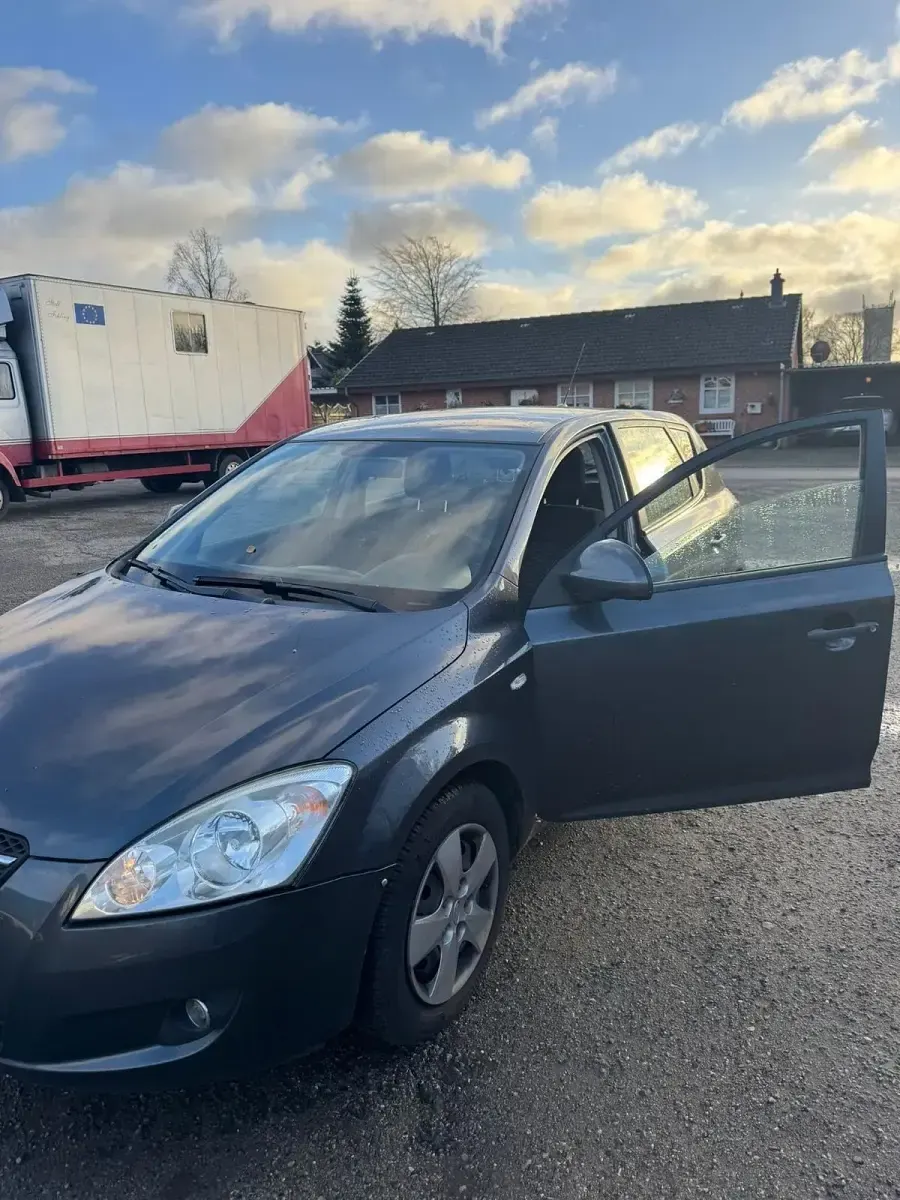 Usata Kia Ceed Start 109 CV (80 kW) 2009 Grigio Utilitaria