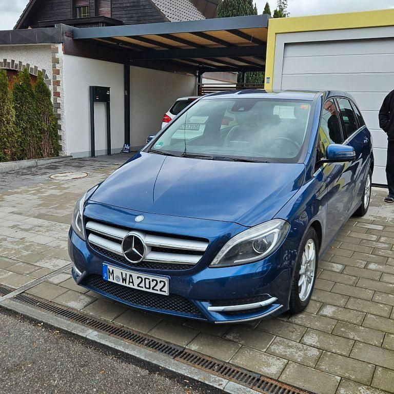 Blau Gebraucht 2012 Mercedes B180 Van / Kleinbus | 5.000 € (Fairer Preis) - Bild 1/4