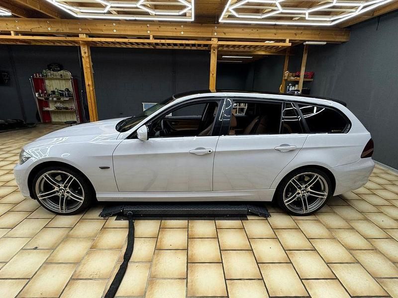 Gebraucht BMW 325 Shadowline 204 PS (150 kW) 2011 Grau Kombi