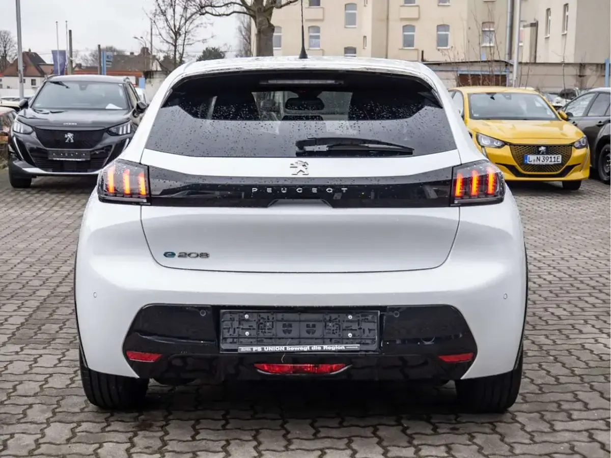 Gebraucht Peugeot e-208 Allure 100 kW (136 PS) 2023 Weiss Kleinwagen
