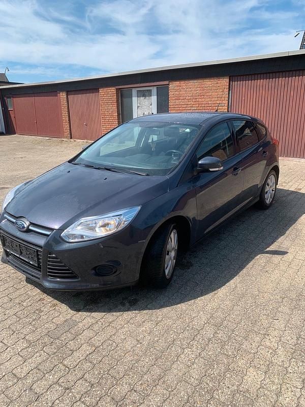 Grau Gebraucht 2013 Ford Focus Limousine | 3.500 € (Superpreis) - Bild 1/4