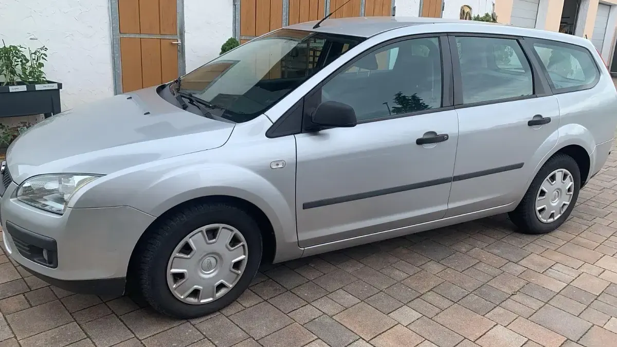 Gebraucht Ford Focus Trend 116 PS (85 kW) 2005 Silber Kombi