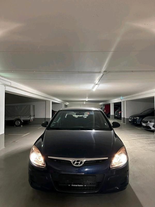 Gebraucht Hyundai i30 109 PS (80 kW) 2010 Blau Kleinwagen