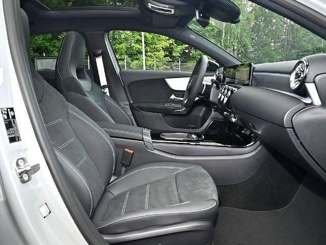 Grau / manufaktur alpingrau Gebraucht 2025 Mercedes A200 Advanced Plus Limousine | 45.890 € - Bild 1/4