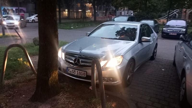 Silber Gebraucht 2010 Mercedes E200 Limousine | 6.500 € (Superpreis) - Bild 1/4